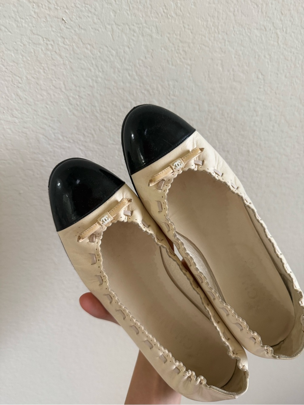 Chanel Cream Embroidered Ballet Flats with Black Patent Cap Toe size 37 - Picture 2 of 7